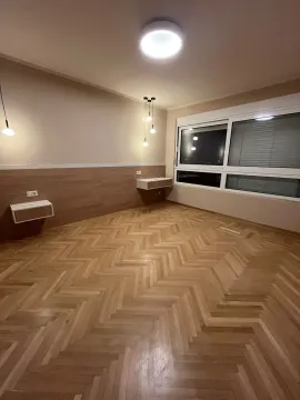 Prazna spavaća soba sa drvenim parketom i ugradnim noćnim stočićima. - image 2