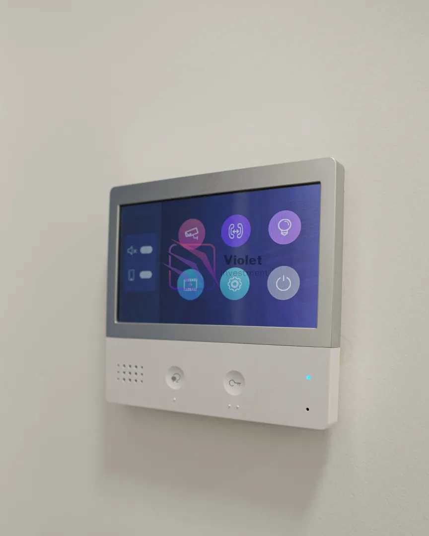 Interfon i kontrolni panel montirani na zidu.