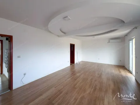 Prazna dnevna soba sa drvenim podom, bijelim zidovima i spuštenim plafonom. - image 4
