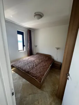 Manja spavaća soba sa bračnim krevetom i prozorom. - image 4