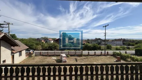 Pogled sa terase na dvorište i okolinu. - image 19
