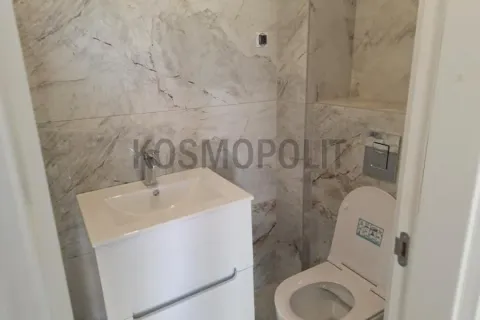 Manje kupatilo obloženo mermernim pločicama sa umivaonikom i šoljom. - image 7