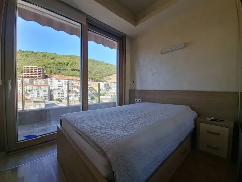 Spavaća soba sa bračnim krevetom i velikim staklenim balkonskim vratima. - image 11