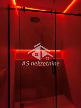 Tuš kabina sa staklenim paravanom i crvenom ambijentalnom rasvjetom. - image 12