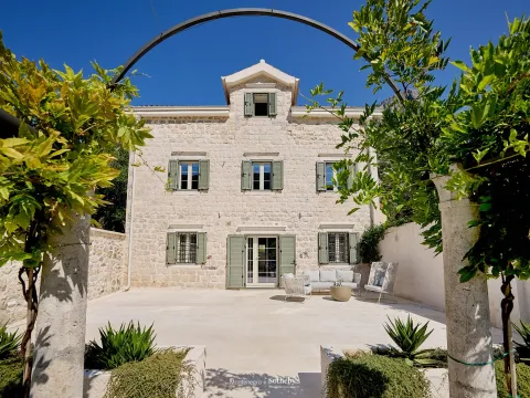 Rent, house, 200m², Kotor, Crna Gora - image 1