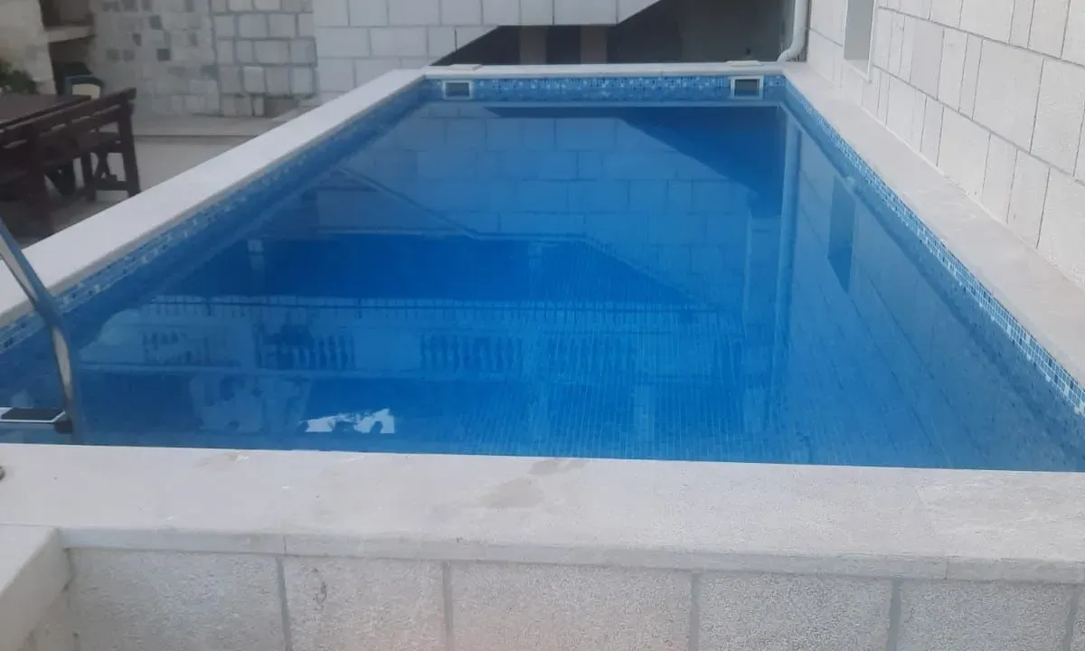 Izdavanje, dvosoban stan, 75m², Đenovići, Herceg Novi