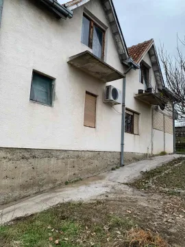 Pogled na spoljašnjost kuće sa fasadom i prozorima. - image 2
