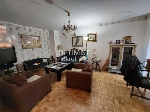 Dnevna soba sa garniturom za sedenje, trpezarijskim stolom i parketom na podu. - image 8