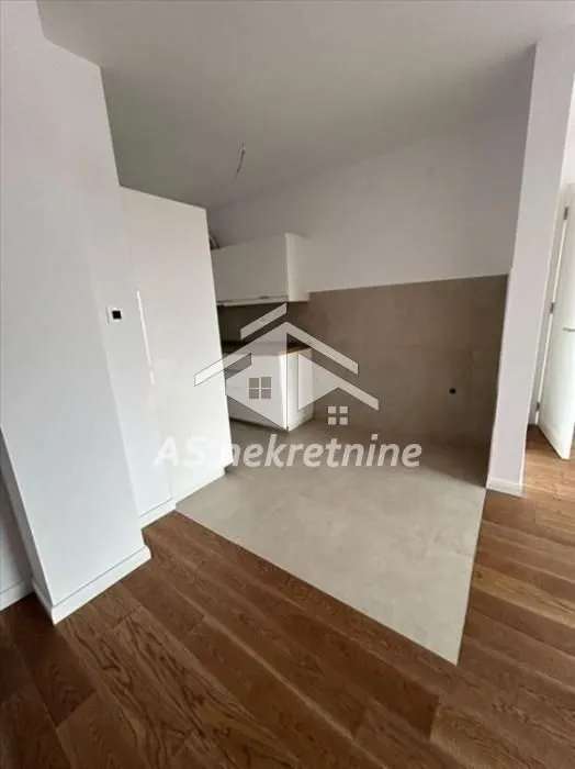 Izdavanje, trosoban stan, 71m², Čubura, Beograd