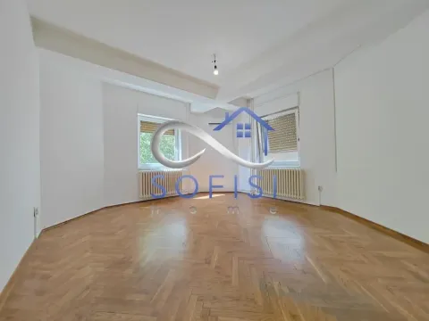 Prazna soba sa parketom i belim zidovima. - image 13