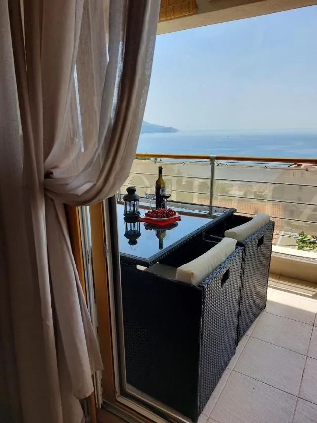 Namješteni balkon sa stolom i predivnim pogledom na more.