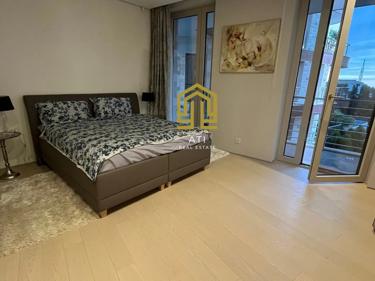 Spacious bedroom with a double bed and access to the terrace.