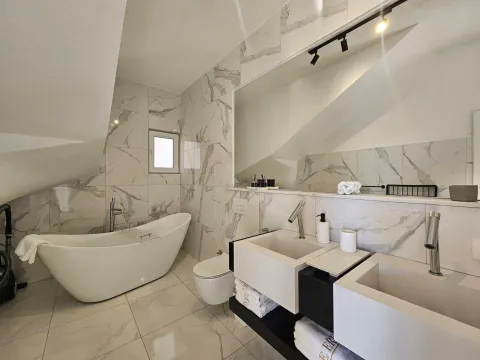 Daily-rent, three bedroom apartment, 180m², Dobra Voda, Budva - image 19