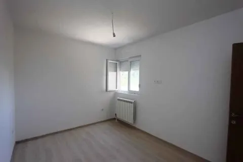 Prazna soba sa bijelim zidovima, laminatom i prozorom. - image 9