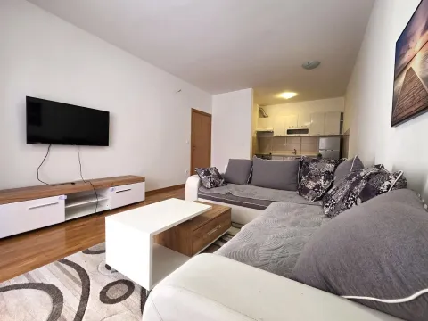 Dnevna soba povezana sa kuhinjom u svijetlim tonovima. - image 4
