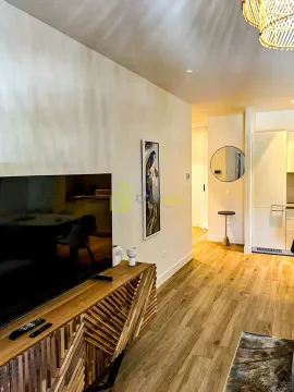 Dnevna soba sa drvenom komodom i televizorom. - image 5
