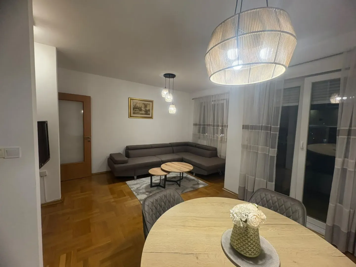 Dnevni boravak sa garniturom i trpezarijskim stolom.