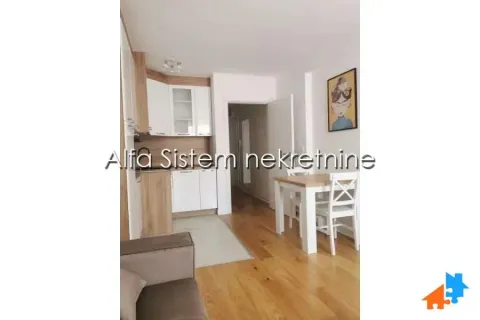 Manja kuhinja sa trpezarijskim stolom i stolicama u sklopu stana. - image 3