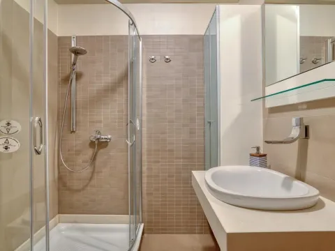 Izdavanje, dvosoban stan, 90m², Centar, Podgorica - image 12