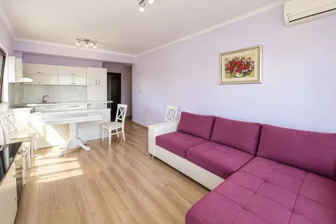 Dnevni boravak sa garniturom i trpezarijskim dijelom u sklopu kuhinje. - image 5