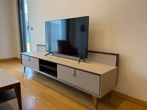 Dnevna soba sa TV komodom i parketom na podu. - image 11