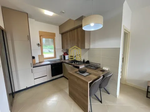 Moderna kuhinja sa trpezarijskim stolom i ugradnim elementima. - image 6