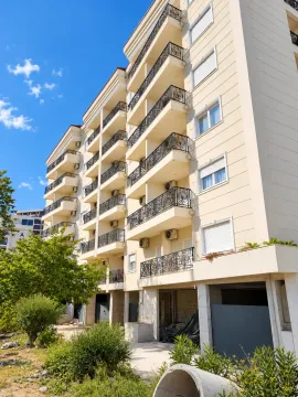 Eksterijer višestambene zgrade sa terasama i uređenim dvorištem. - image 6