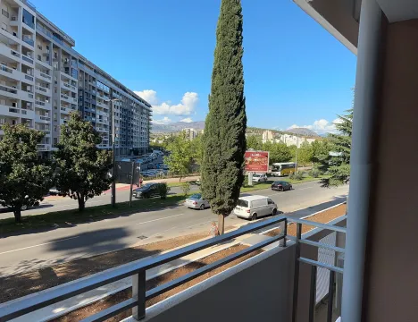 Pogled na ulicu i okolne zgrade sa terase. - image 13