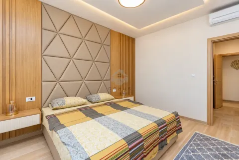 Prostrana spavaća soba sa bračnim krevetom i tapaciranim uzglavljem. - image 3
