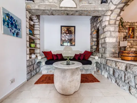 Izdavanje, kuća, 200m², Kotor, Crna Gora - image 8