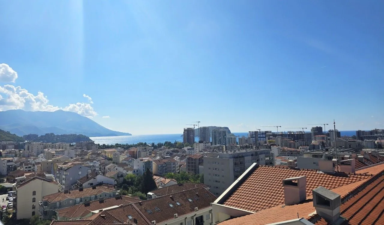 Pogled na grad, more i okolne planine sa terase.