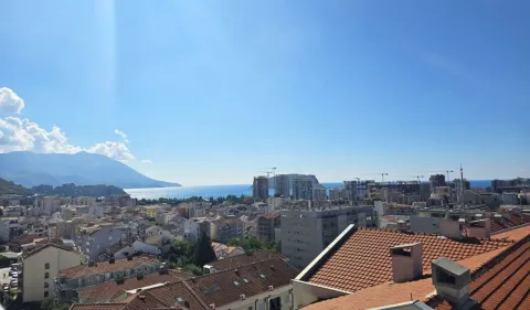 Pogled na grad, more i okolne planine sa terase. - image 12