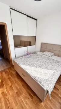Spavaća soba sa bračnim krevetom i ugradnim ormarom. - image 13