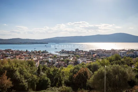 Panoramski pogled na zaliv i grad sa zelenilom u prvom planu. - image 15