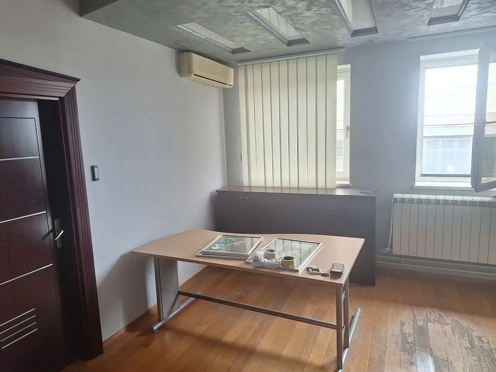 Rent, office space, 650m², Dobanovci, Surčin
