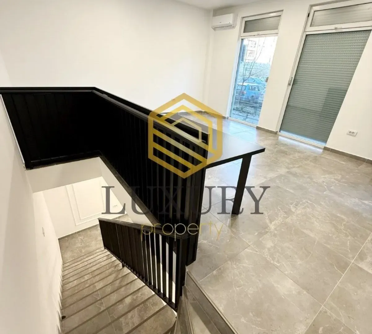 Izdavanje, poslovni prostor, 56m², Blok 9, Podgorica