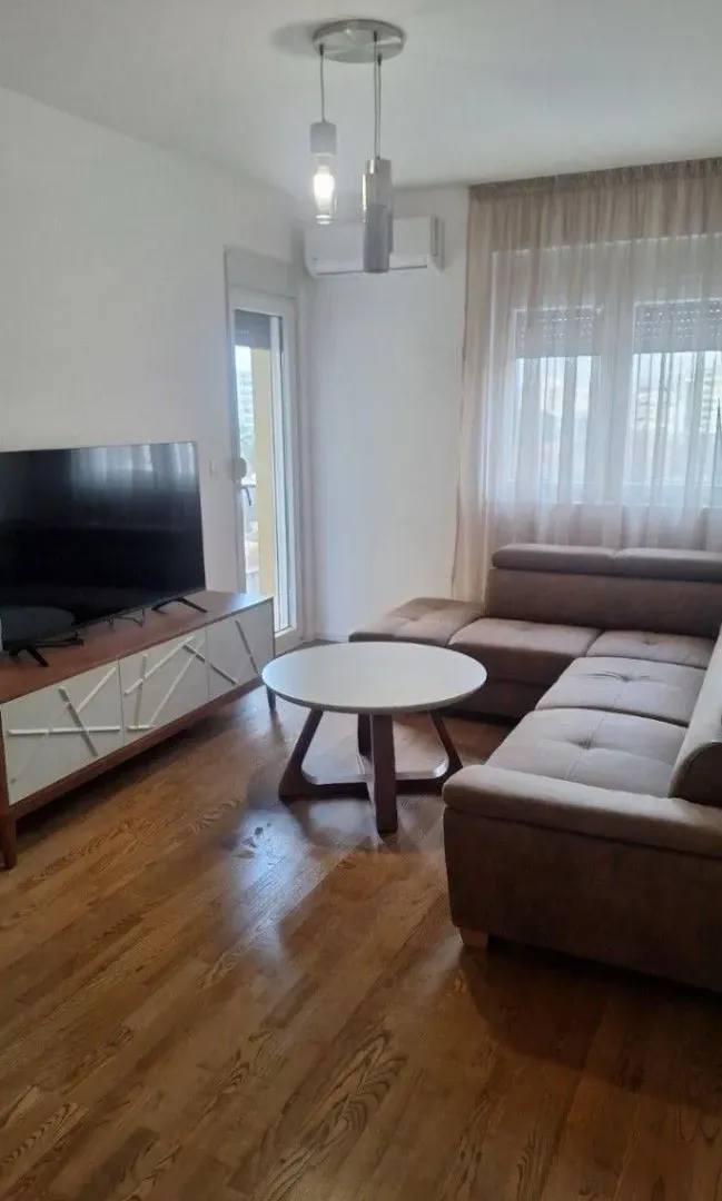 Izdavanje, jednosoban stan, 46m², Pobrežje, Podgorica