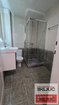 Kupatilo opremljeno tuš kabinom, umivaonikom i toaletom. - image 5