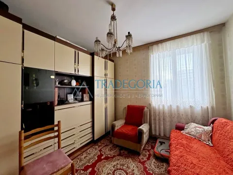 Dnevna soba sa garniturom, ormarom i tepihom. - image 6