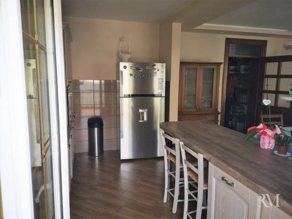 Izdavanje, trosoban stan, 130m², Dobrota, Kotor