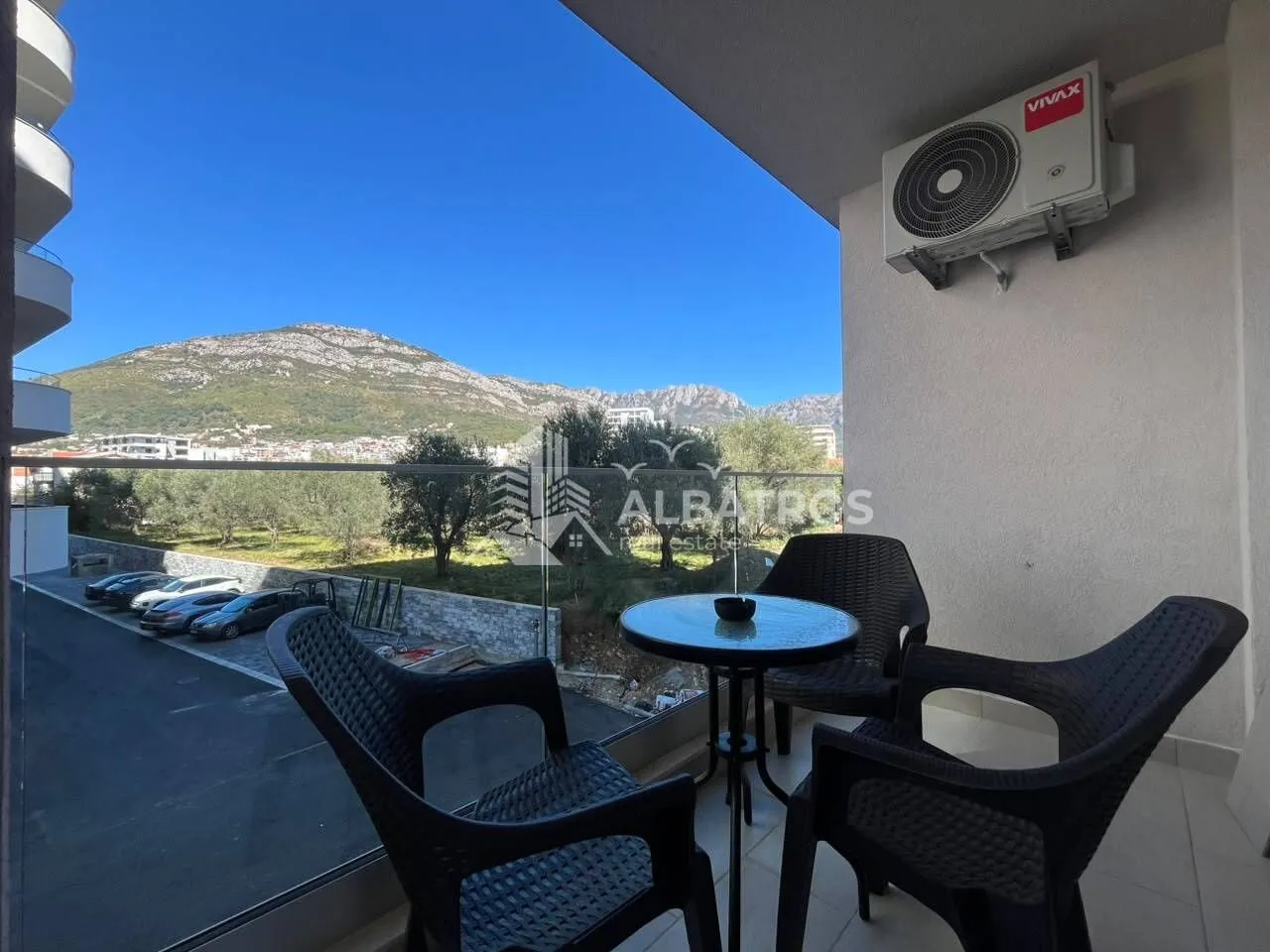 Namješten balkon sa garniturom za sjedenje i pogledom na planinu.