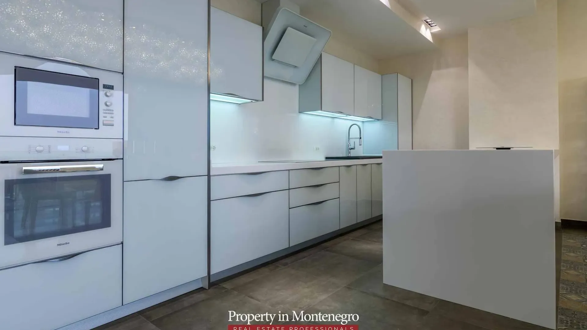 Sale, house, 831m², Bečići, Budva