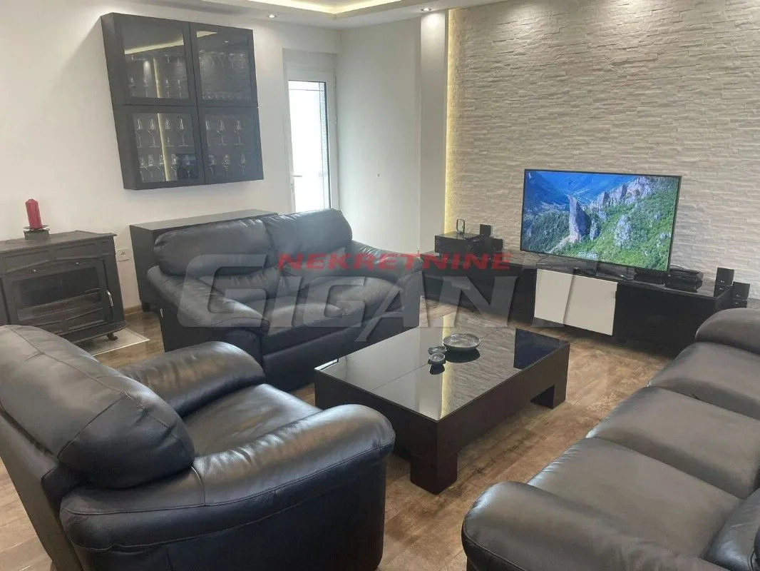 Prodaja, kuća, 351m², Novi Banovci, Stara Pazova