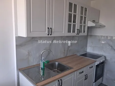 Manja kuhinja sa belim elementima, sudoperom i ugradnim šporetom. - image 6