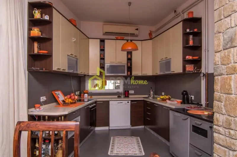 Izdavanje, kuća, 250m², Tološi, Podgorica