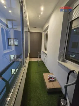 Zastakljeni balkon sa veštačkom travom na podu. - image 25