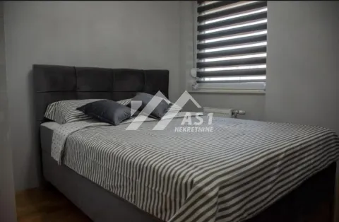 Nameštena spavaća soba sa velikim bračnim krevetom i prozorom. - image 7