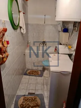 Manje kupatilo sa kadom, wc šoljom, umivaonikom i veš mašinom. - image 9