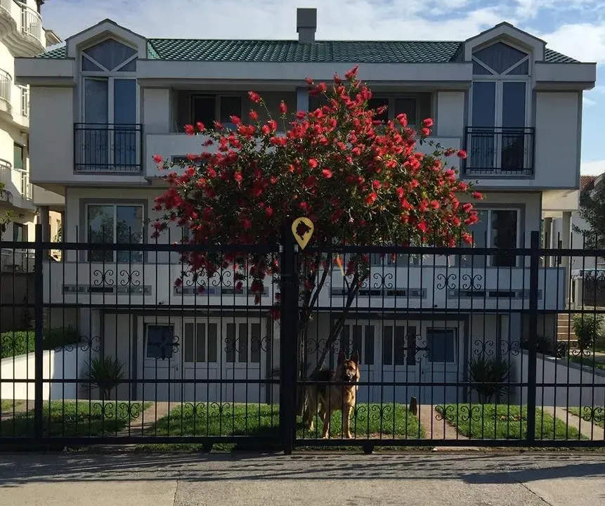 Prodaja, kuća, 350m², Stari Aerodrom, Podgorica