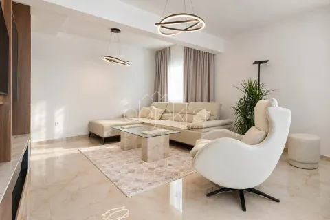 Svetao dnevni boravak sa garniturom, foteljom i modernim osvjetljenjem. - image 9